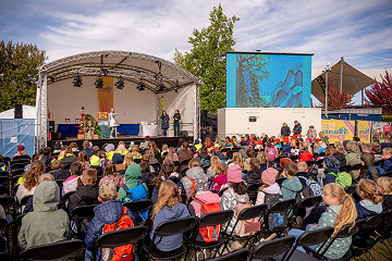 Auf der Bühne begeisterte ACTeFact Kinder mit einem interaktiven Theaterstück über MINT-Themen.