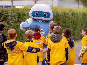 Das Roboter-Maskottchen des DLR – Nationales Erprobungszentrum für Unbemannte Luftfahrtsysteme – begrüßt Kinder bei Explore Science im Elbauenpark Magdeburg.