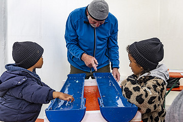 Wie muss der Körper eines Fisches geformt sein, damit er sich möglichst schnell im Wasser fortbewegen kann? Das konnten Kinder und Jugendliche bei einem Experiment des NABU herausfinden.