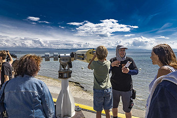 Durch das Teleskop der Teleskop-Teens-Truppe scheint das gegenüberliegende Ufer des Bodensees zum Greifen nah.