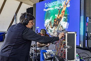 Das musikalische Duo Stromschlag begleitete die Science Notes mit analogem Synthesizer und Live-Drums.